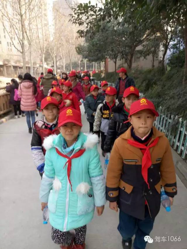 脖子上戴著紅領(lǐng)巾，頭上頂著小紅帽，排著整齊的隊伍——出發(fā)！