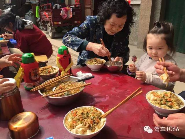 據(jù)說手搟面和柴雞蛋更配哦！