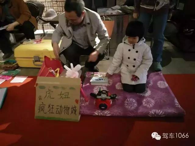 這位小老板的攤位擺的有模有樣的，不過旁邊這位酷爸怎么這么眼熟？