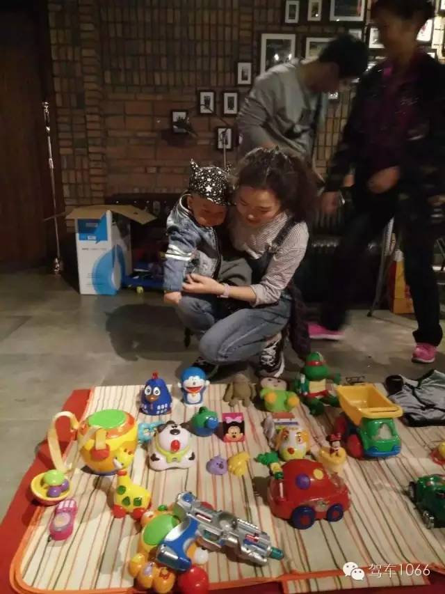 本次活動(dòng)最小的小老板，最后放大招了，玩具隨便拿，這壕情也沒sei了！