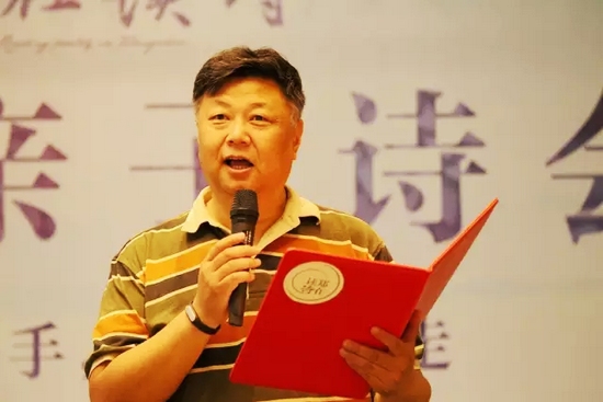 第一個節(jié)目便是重磅，大象融媒·欣欣象融網(wǎng)絡(luò)科技公司董事長魏峰帶來沈浩波的作品《在夏天時想起秋天》