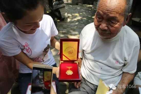 老兵聽不到我們?cè)谡f什么，今年98了。