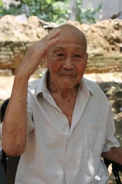 老兵身子骨不行了，九十多歲了……也許軍禮不那么標(biāo)準(zhǔn)了，但是這一幕還是感動(dòng)到了我們……