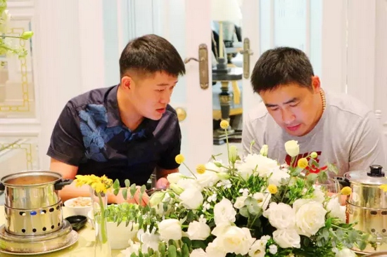 這種熱烈的氣氛，一直延續(xù)到飯桌上