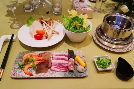 精致的小火鍋，用的是綠色燃料——乙醇。