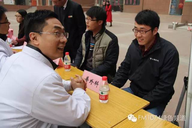 看這位小伙兒，跟我們的醫(yī)生都聊嗨了……