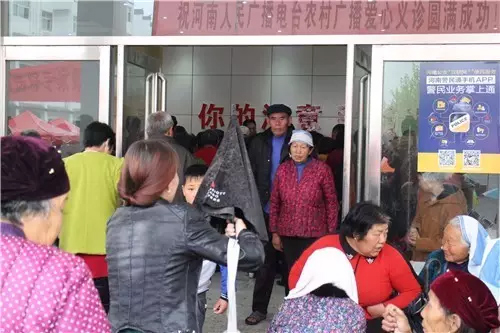 現(xiàn)場真是的人山人海，只能用太火爆三個字形容了！