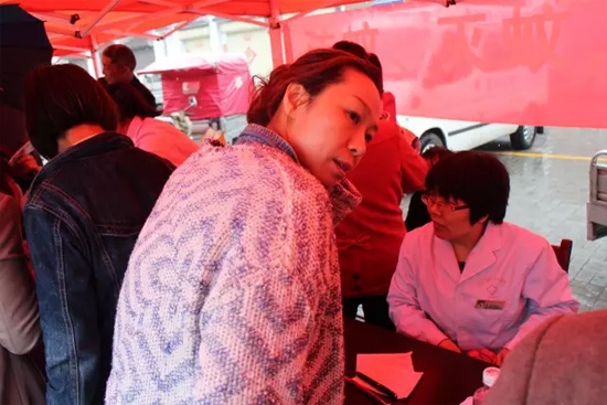 了解到有老人看病不方便，河南電臺1074綠色頻道活動小組欒老師將醫(yī)生請到老人身邊，親自為她診斷。