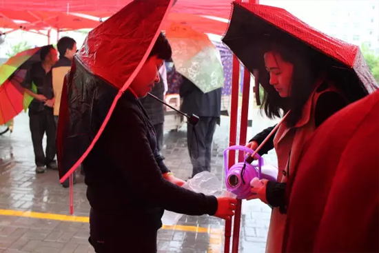 在寒冷的天氣中，為了能讓專家大夫們喝上熱水，紅改主任與柳青不斷的給大家添水。