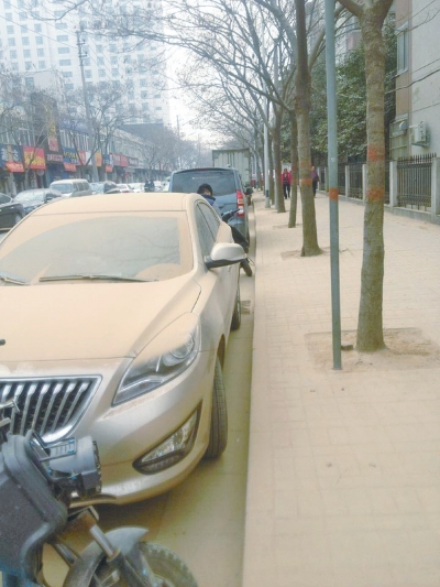 馬路灰頭土臉，停在路邊的車也蒙塵。