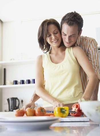 反其道而行，也對他若即若離