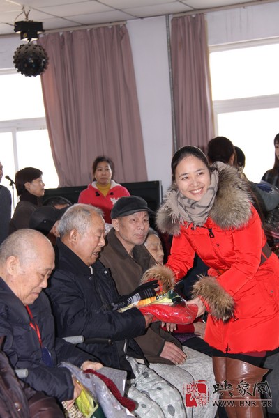 音樂廣播總監(jiān)助理袁云給老爺爺發(fā)送溫暖禮物 音樂廣播總監(jiān)助理袁云給老爺爺發(fā)送溫暖禮物