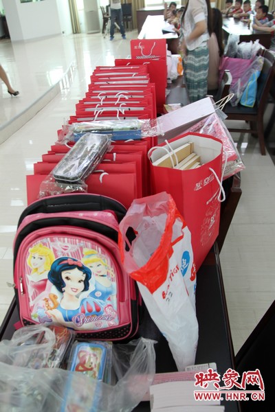 愛心人士給孩子們準(zhǔn)備的禮物 愛心人士給孩子們準(zhǔn)備的禮物