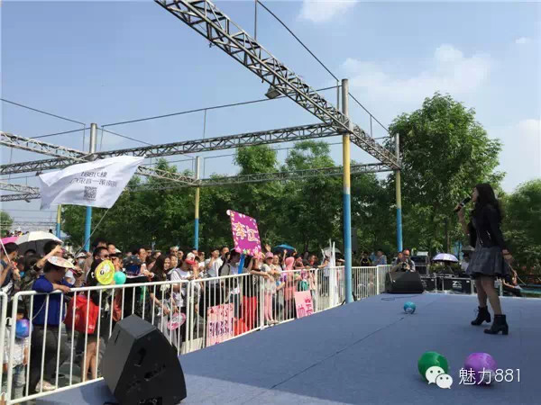 輕輕躍起、優(yōu)美身段，新聞小姐李江