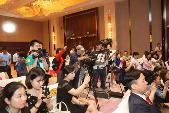 一時相機、攝像機齊閃