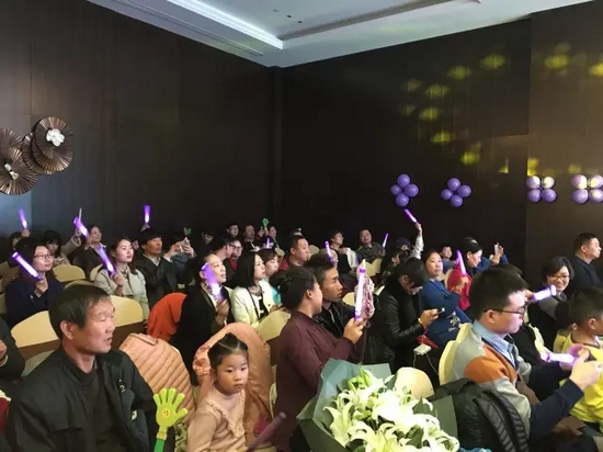 中午13:00多，觀眾陸續(xù)入場(chǎng)