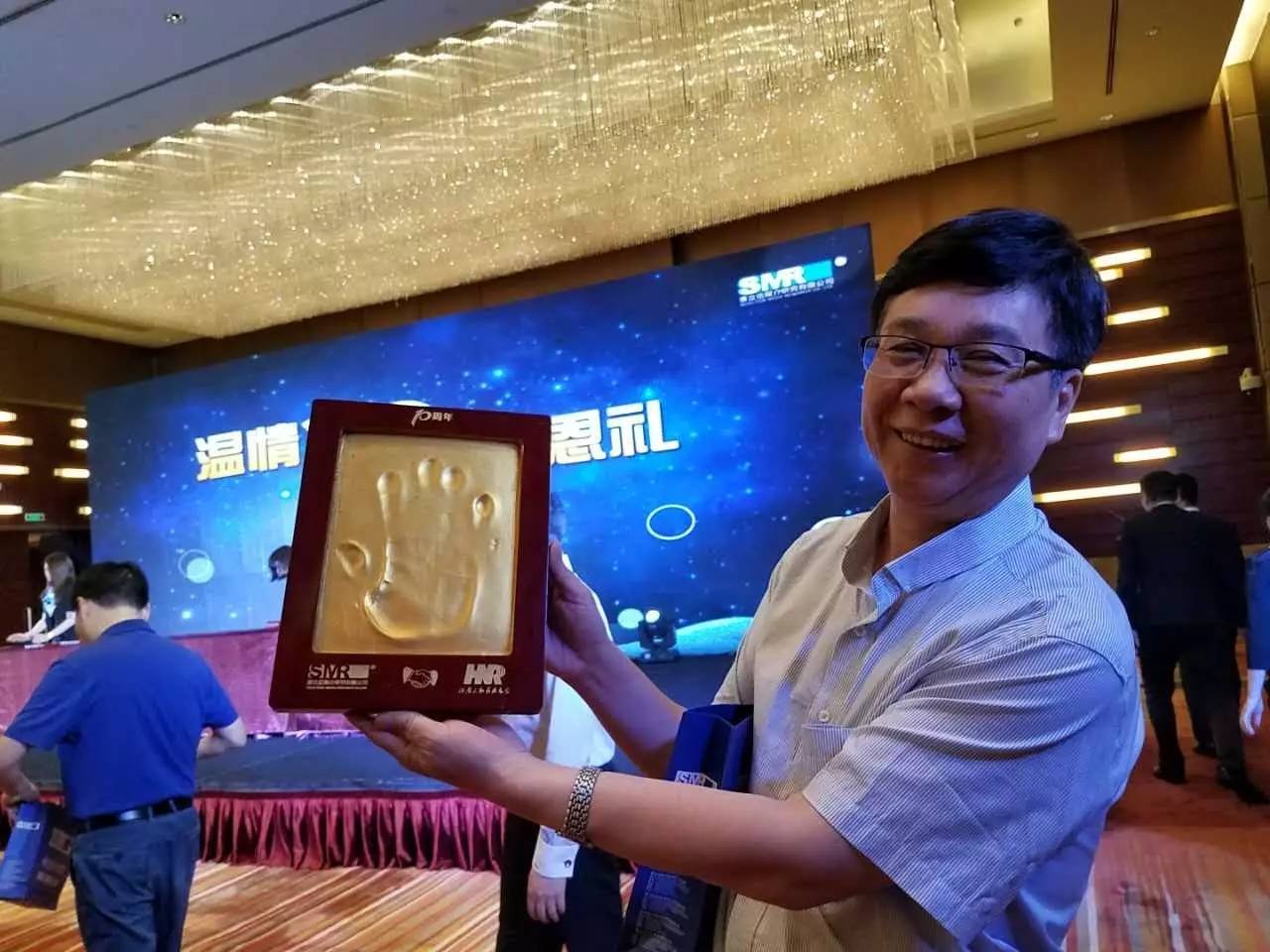 河南電臺副總編輯，宣傳協(xié)調(diào)中心主任高鐵軍先生代表河南廣播電視臺為慶賀賽立信成立20周年送上“手印”圖