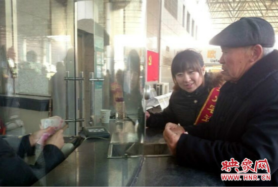 在陳思蕊的積極幫助下，老人順利的買到了發(fā)往合肥的5張車票。