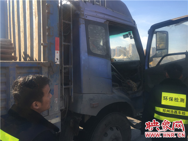 機(jī)動(dòng)車污染監(jiān)察支隊(duì)正在檢測(cè)大貨車尾氣排放指數(shù) 機(jī)動(dòng)車污染監(jiān)察支隊(duì)正在檢測(cè)大貨車尾氣排放指數(shù)