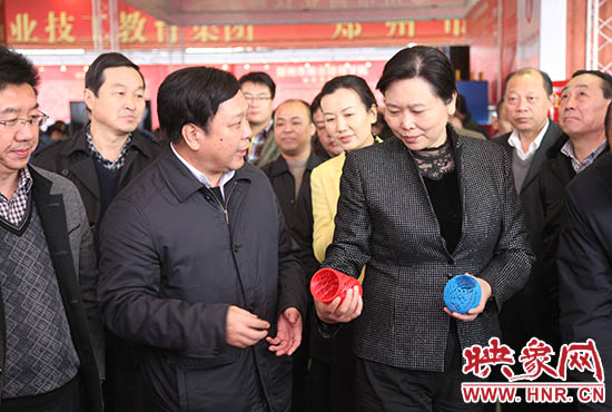 河南省人民政府副省長王艷玲參觀校企合作成果展 河南省人民政府副省長王艷玲參觀校企合作成果展