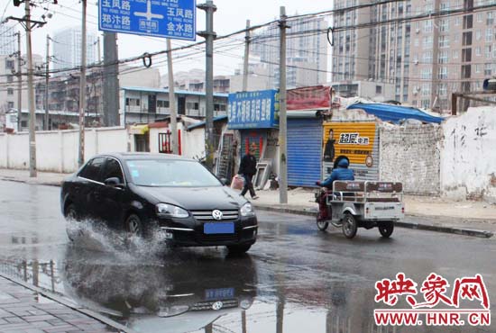 機(jī)動(dòng)車路過，濺起一米多高的水花