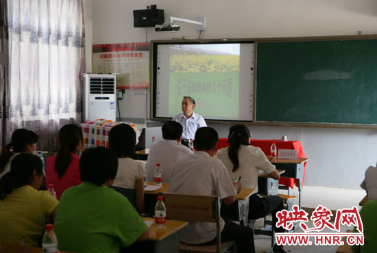 40余名教師認(rèn)真聆聽(tīng)講座。