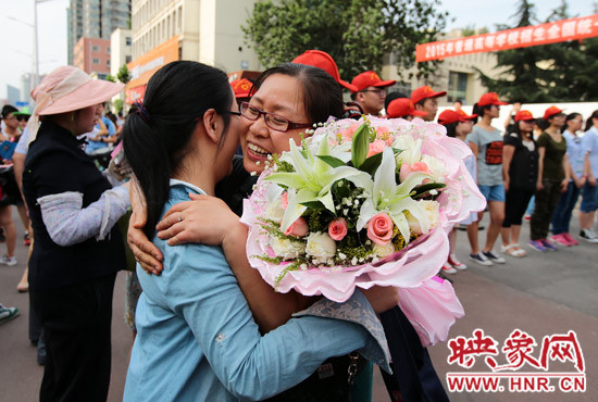 考試結(jié)束，考生與家長深情的擁抱