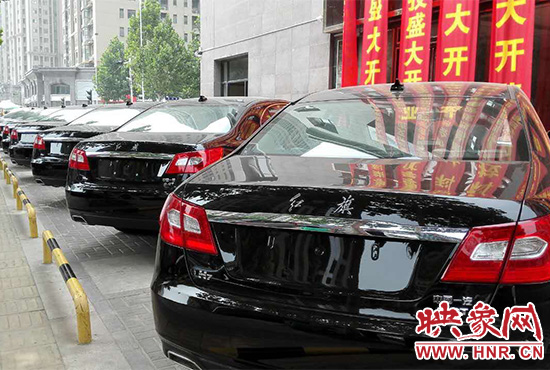 路邊一棟樓上懸掛著二三十條紅色條幅，全部是祝賀一家公司開業(yè)的。