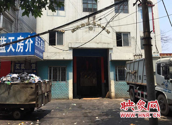 城北路環(huán)衛(wèi)中轉(zhuǎn)站門前的垃圾車裝滿了生活垃圾，腐臭味撲面而來