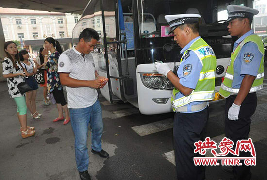 鄭州交警紫荊山周邊突擊檢查旅游大巴 鄭州交警紫荊山周邊突擊檢查旅游大巴