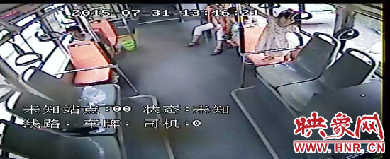 家長(zhǎng)放任小孩在車廂內(nèi)玩耍，甚至站到座椅上。