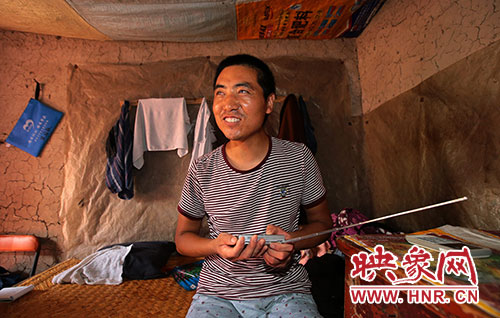 張國敬平時喜歡聽廣播，特別是各種歌曲節(jié)目。