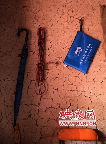 精準扶貧的暖心服務袋，被張國敬掛在上墻最醒目的位置。