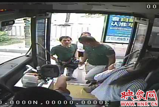 監(jiān)控顯示，竊賊偷女孩手機(jī)，公交車長幫忙要回手機(jī)。