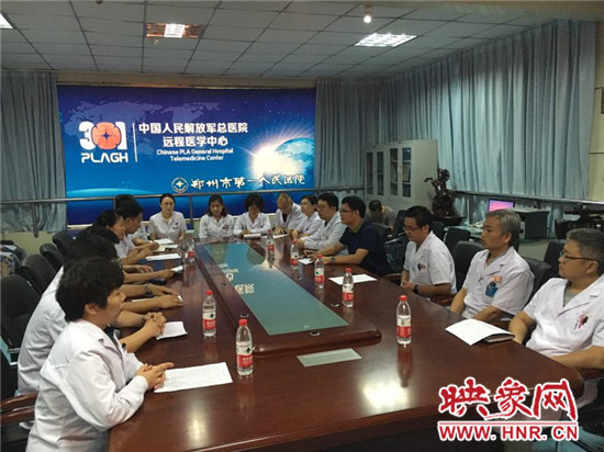 專家對三名貧困患者進(jìn)行會診 專家對三名貧困患者進(jìn)行會診