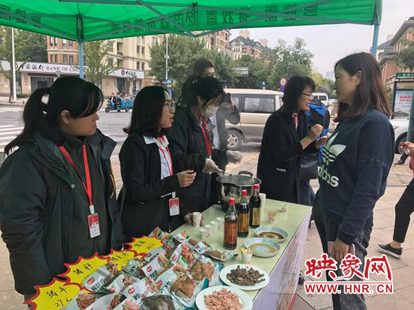 市民在展銷臺前選購商品 市民在展銷臺前選購商品