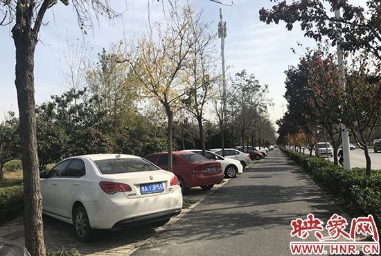 人行道停滿了車(chē)