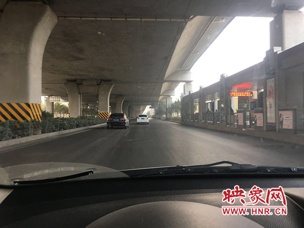 限行首日，三環(huán)橋上橋下，車輛不多，交通狀況良好。