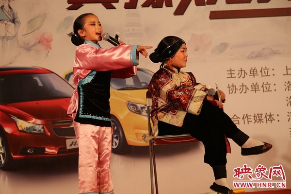 兩個(gè)小演員的表演活潑，惹得觀眾連連叫好。