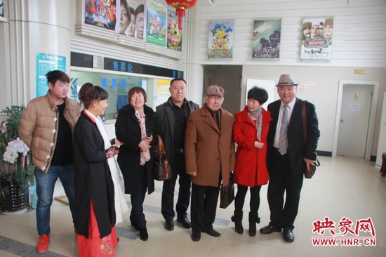 主創(chuàng)人員首映現(xiàn)場合影 主創(chuàng)人員首映現(xiàn)場合影