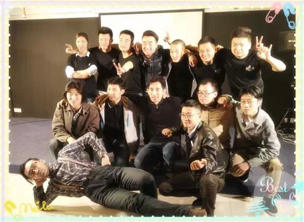 表演結(jié)束，看這哥們兒，為了和演員合影也是蠻拼的！