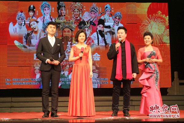 戲迷春晚主持人月陽（右二）、李亞楠（右一）、王巖（左二）、王曉凡（左一）