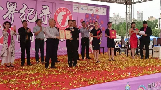 河南人民廣播電臺副臺長翟國選代表主辦方接受挑戰(zhàn)成功認(rèn)證證書 河南人民廣播電臺副臺長翟國選代表主辦方接受挑戰(zhàn)成功認(rèn)證證書