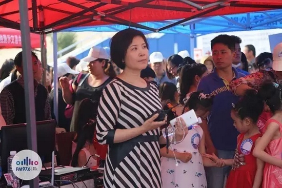 976老大木子一手手機(jī)一手對講一臉嚴(yán)肅，這是有多緊張呢？