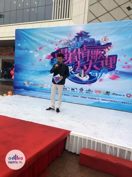 路飛冒雨主持，心中火熱的根本不需要雨傘啦！