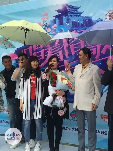 海波瞞著妻子，請來妻子的家人，耿梅驚喜感動，喜極而泣~