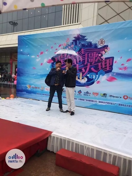 這位男士向遠在家鄉(xiāng)的妻子隔空表白，勇氣真是大大的，您對妻子的愛，已經超越萬水千山。