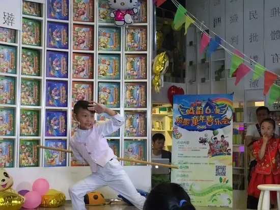 “梨園春”明星小擂主李宗書演唱豫劇《朝陽(yáng)溝》選段，還表演了自己的拿手好戲——猴戲