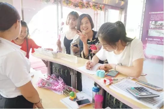 到場(chǎng)嘉賓均獲得巧克力一盒，女士另外還獲得獲得玫瑰花一支。