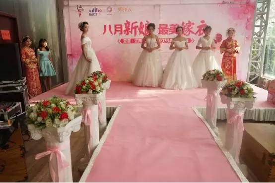 專(zhuān)業(yè)模特帶來(lái)的唯美動(dòng)人的婚紗秀